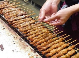 こだわりの鶏皮を使用して
秘伝のタレで焼き上げた逸品です★
外はカリカリ・中はジューシーで
博多の人々に愛されています♪