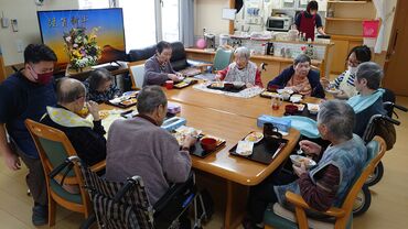 未経験・無資格から、安定の【正社員】へ★
19歳～70代のスタッフ約40名が活躍中♪丁寧なWEB研修＆先輩スタッフのサポートあり！