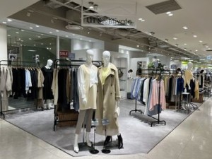 駅チカの商業施設内に店舗を構えます。
気に入ったアイテムがあれば、社割価格で購入することも可能です♪