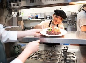 チームワークが自慢の職場です◎
子ども~大人まで楽しめる空間だからこそ、
未経験から始める方でも安心して働けます♪