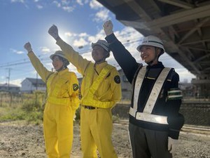 鉄道工事現場でのお仕事。
列車が見えたらスタッフに伝える、お仕事はこれだけですが、
安全を守る大切な役目です♪