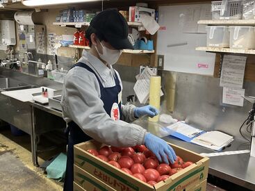 青果・惣菜部門でテキパキ働く従業員さん☆
単純作業なので慣れたら誰でもできます！！