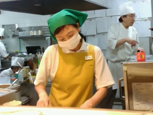 カウンター越しに注文票を受け取り⇒書いてある通りにお料理を配膳！
接客少なめで未経験でも安心◎