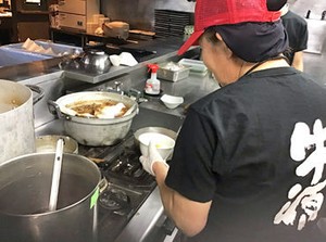 ＼幅広い年代のスタッフが活躍中／
焼き肉店でも、煙は服や髪に付きにくい環境！
雰囲気バツグンでオシャレなお店です♪