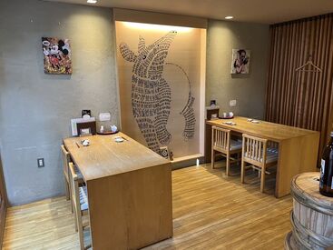 SNS映えのおしゃれな居酒屋★
店内のいたるところに、
かわいい絵画が飾られてます♪
キッチン内もキレイで働きや�すさ満点！