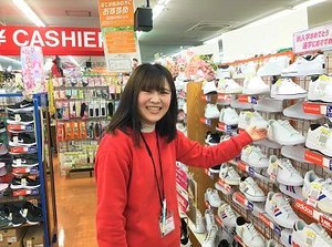 地域最大級の商品数が人気のヒミツ！
店内にはパンプス～有名ブランドスニーカーまで幅広い商品がズラリ＊。