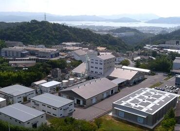 ～自然に囲まれた広々敷地～
車・バイク通勤OK◎ライフスタイルに合わせて選択可能♪
無料駐車場あり＆交通費は別途支給！