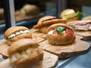 ★NEWスタッフ大募集★
飲食未経験さんも大歓迎です◎
研修期間中にしっかりと先輩がお教えしますのでご安心ください♪