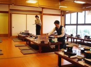 職場見学もOK！
談笑しながらお店の雰囲気をご案内します！
見学後にそのまま面接OK★
履歴書不要・服装自由でお越しください♪