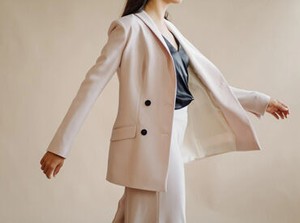 ﾟ*｡☆ NEWスタッフ募集 ☆。*ﾟ
スーツ販売スタッフ
20～50代男女スタッフ活躍中
即日決まるお仕事♪