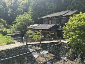 福見川近くで
営業40年以上の老舗★
釣り堀体験や絶品の川魚料理…
松山の奥座敷を満喫しに来られる
お客様をお迎えします*