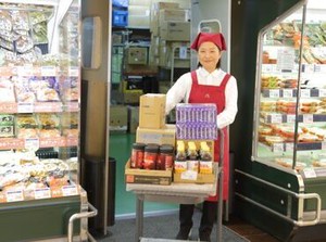 現在のスタッフもみんな未経験からスタートしました♪先輩スタッフが側にいるから、わからないことも聞けるのも安心ポイント！