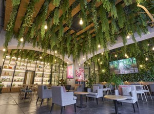 ＼森のカフェラウンジ／
静かな空間で、
植物に癒されながら働ける◎
接客の経験者さん歓迎！
※イメージ画像