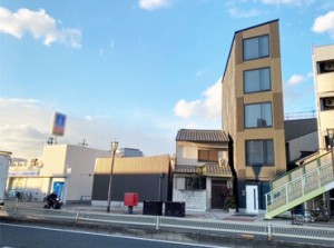 昨年12月中旬リニューアル！
1番背の高い建物がオフィスです！
出来たばかりの建物なのでとっても綺麗♪
近くにはコンビニあり★