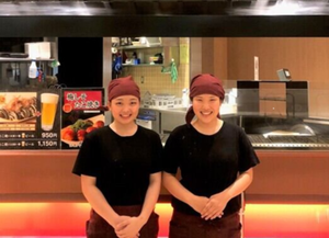 シンプルなカウンター越しでの接客です♪
履歴書不要⇒手ぶらで面接へGO！
「明日面接だ…急いで書かなきゃ!!」なんて心配ナシ★