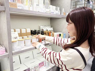 <服装・髪型自由>私服＋オリジナルのエプロンでお仕事★お店で扱うアクセサリーとも、コーディネートで楽しめます。