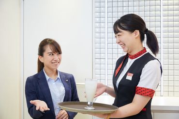 初バイト・カラオケ未経験でも楽しく続く★
丁寧に教えてくれる先輩がいるから安心♪
まずは「いらっしゃいませ」から◎