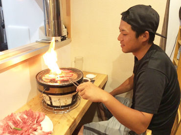 写真はまかないを食べているところ♪
美味しいお肉でお腹も大満足！
STAFFからも大好評です◎