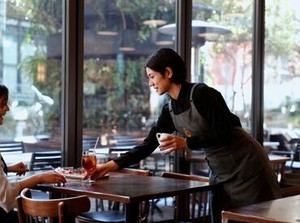 ＼ホールスタッフ大募集／
ランチ・ディナーの時間帯、
ご希望のシフトで勤務可能です♪
WワークOK！短時間・扶養内勤務も可能◎