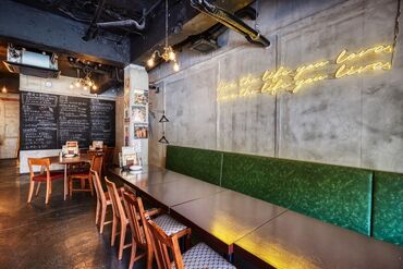 スタッフみんな仲が良く、何でも話しやすい雰囲気です！
夏はBBQやクルージングパーティーを行うなど賑やかな職場♪