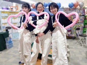 商業施設内で風船渡し♪
週末の月10日間働くだけで
＼18万4000円GET◎／
実際に働いている20代スタッフも
ほとんど月収18万超え!