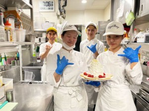 フリーターさん・主婦さん・学生さんが活躍中☆明るいハワイムードたっぷりのお店で、みんな楽しくお仕事しています♪