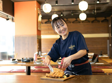 ＼いらっしゃいませ♪／
まずは笑顔でお客様をお出迎え☆
飲食バイトが初めての方も
当店で無理なくSTART★