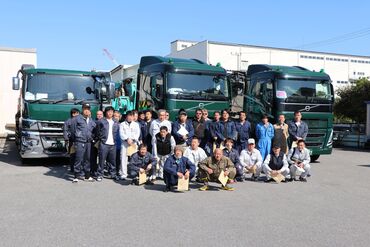 長島運輸株式会社ではトレーラ、大型車、中型車など、幅広い車両を取り扱っています！