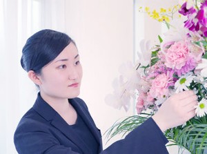▼こんな方歓迎です！
□⼈との会話が好き
□平⽇・⼟⽇祝のみで働きたい
□丁寧な接客を⾝に付けたい
□ブランクから復帰したい