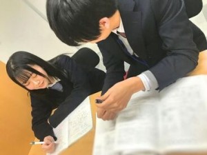 ▲実際の個別指導の様子です♪
講師1人につき生徒は1～2人教えていきます！
英語や数学など、得意なことを活かせます◎