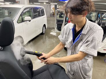 作業中の１シーンです！！
お客様の車の汚れを落として、
車内も心もピカピカになりますね！笑