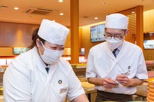 いきなり難しいことをお任せしないので
未経験の方もご安心ください!!
まずは店内業務を
覚えることからスタート◎