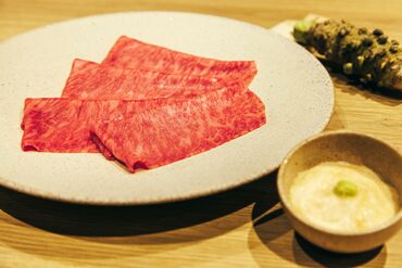 格式が高い…?そんなことありません！
学生スタッフが活躍中でメリハリのある雰囲気
賄い中や仕事終わりは談笑してます♪