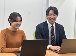 ＼自分らしさを大切に♪／
髪色・ピアス・ネイル・ヒゲもOK◎
おしゃれを我慢せず高時給バイトができちゃう★