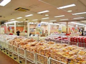 誰もが一度は口にしたことがあるかも♪
あの「えびせんべいの里」の店舗でお仕事★
社員割引もあり、商品を安く購入できます！