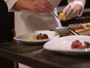 ＼高月収スタートで安心！／
正社員として腰を据えて働き方歓迎◎
肉のプロフェッショナルを目指せます★