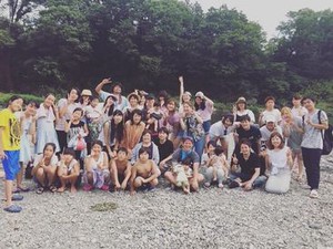 オシャレで落ち着いて雰囲気の店内は、カウンター席やテーブル席を用意しています。新鮮なホルモンを中心に提供しています。