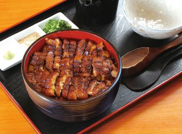 カジュアルなうなぎ専門店！
ウナギの他に「とり丼」「ぶた丼」なども☆
シフトは柔軟に対応！
自分の都合に合わせて働けます♪