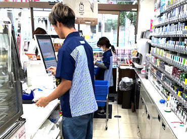 お仕事はレジや品出し、店内清掃など！
最初は先輩がしっかりサポート☆
Wワーク・学校帰り・家庭との両立も叶う◎