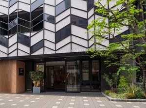 地下鉄天神駅から徒歩1分♪♪
電車でラクラク通勤できます★
学校帰りやバイトにも通いやすい好立地です！