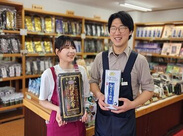 店内には、北海道産の昆布がズラリ!!
観光中のお客さまがひと休みできるよう
ちょっとした休憩スペースもご用意しています♪