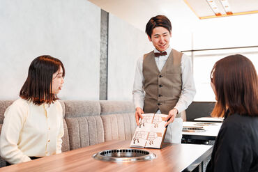 ＼素敵な仲間と一緒に／
新しい出会い&人脈が広がるチャンス！
働きながら自然にコミニュケーションスキルもGET♪