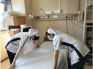 カラダを動かしながら働きたい方、歓迎！
30～60代の女性スタッフ活躍中の職場です♪