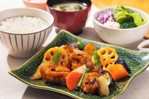 漬物や味噌汁作りから始めていき、
半年後には定食作りにチャレンジした方も！
日常生活にも活かせる調理スキルが身につきます♪