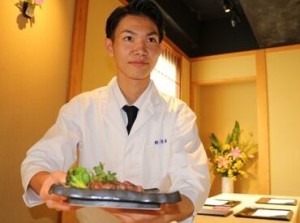 こだわりの和牛や魚介類を鉄板焼きで…！
大人な落ち着いた空間が職場になります。
背筋が伸びて綺麗な言葉遣いが身に付く♪