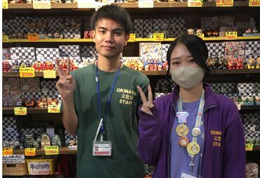 国際通りの入り口に有名キャラクターがずらり★
一度は見たことあるアノお店です(*‘∀‘)
10代～40代まで活躍中♪
