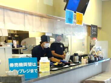 ＼こちらは街かど屋 天理PA店です♪／
幅広い年代のスタッフが在籍！
平日はドライバーさん/土日は家族層のお客様が多めです�◎