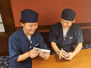 ／私たちと一緒に働きませんか??＼
サポート体制抜群だから
初バイトやブランクがある方もご安心ください◎
まずは応募画面へ♪