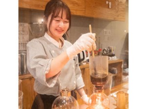 ＼優しく明るいスタッフ多数！／
飲食経験や販売経験がなくても大丈夫!!
先輩が何でも教えてくれるので安心です★