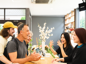 過度でなければ髪型・髪色や
ネイル・ヒゲも自由でオシャレに勤務OK◎
「今日はどんな髪型にしようかな…」
なんて楽しみも♪